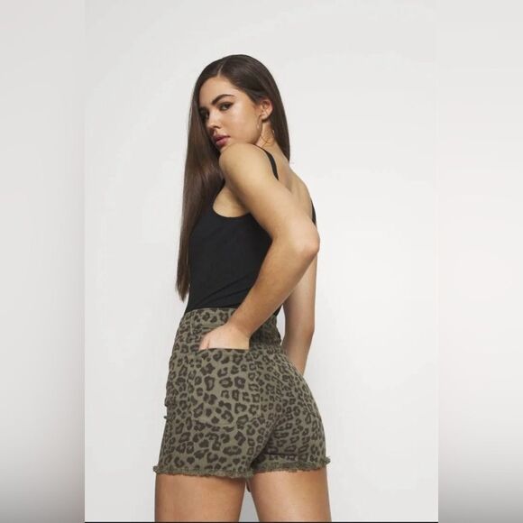 Good American NWT Womens Size 18 Leopard Sage Distressed Hem Cut Off Jean Short - Picture 3 of 14